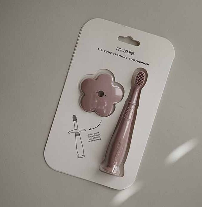 Mushie Flower Training dantų šepetėlis - Soft Lilac