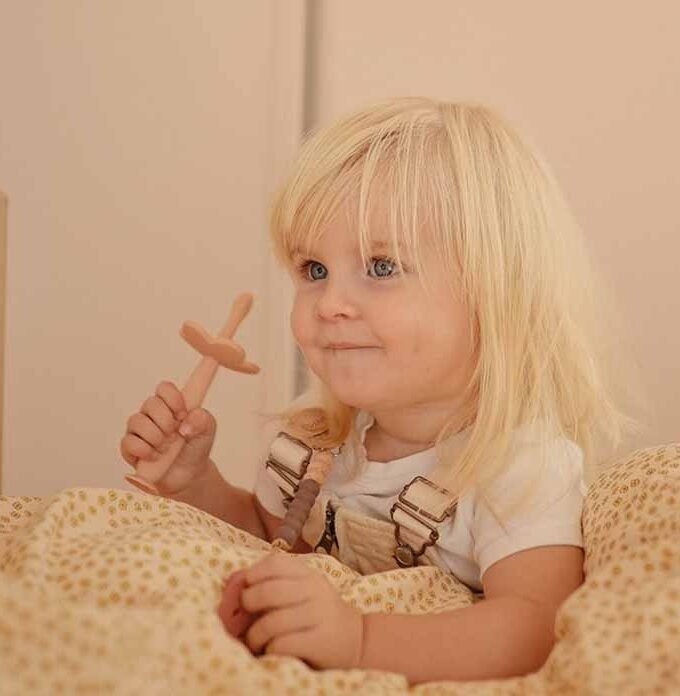 Mushie Flower Training dantų šepetėlis - Pale Daffodil