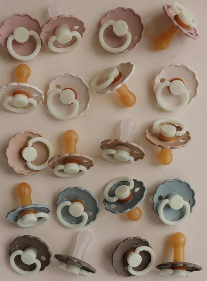 FRIGG Daisy - Round Latex Pacifier - Portobello Night - Size 1