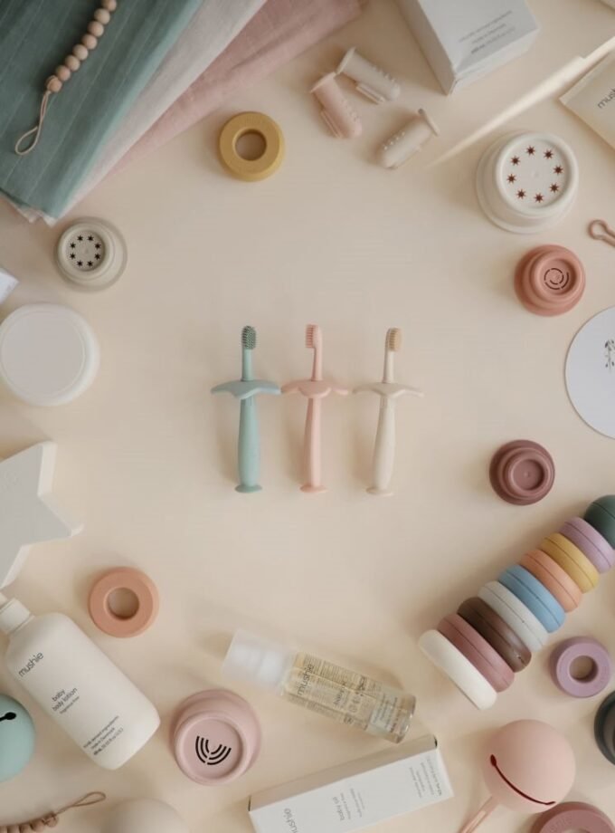 Mushie Flower Training dantų šepetėlis - Pale Daffodil