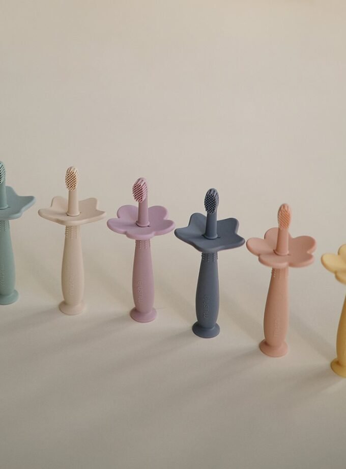 Mushie Flower Training dantų šepetėlis - Pale Daffodil