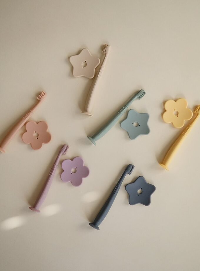 Mushie Flower Training dantų šepetėlis - Tradewinds