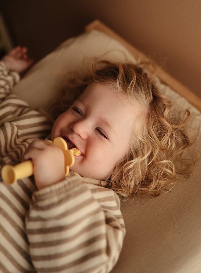 Mushie Flower Training dantų šepetėlis - Pale Daffodil