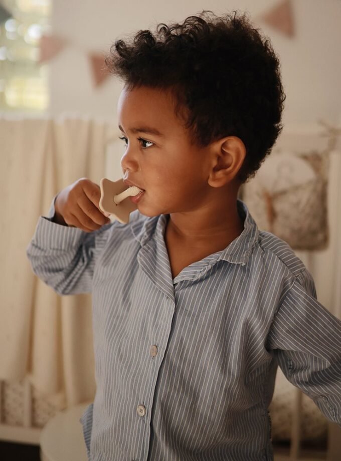 Mushie Flower Training dantų šepetėlis - Shifting Sand