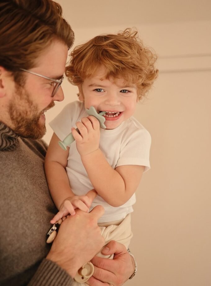 Mushie Flower Training dantų šepetėlis - Shifting Sand