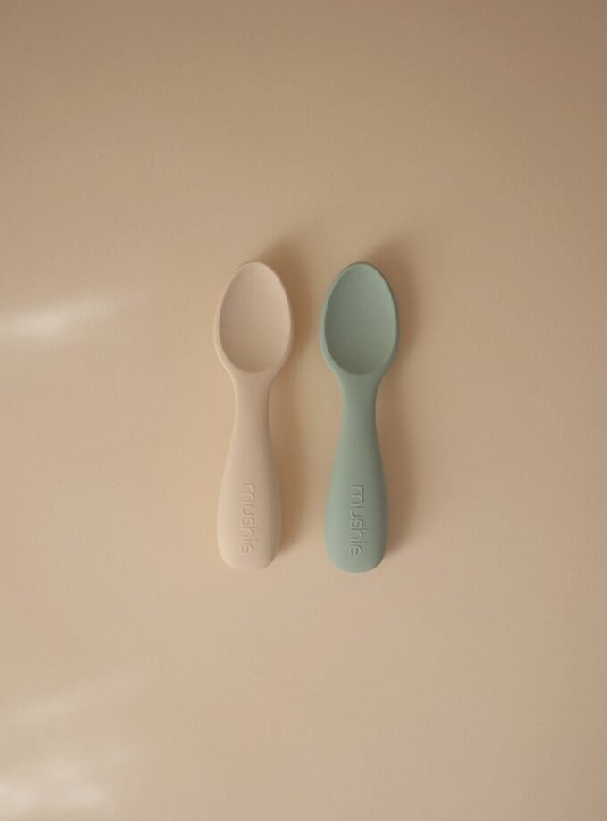 Mushie maži silikoniniai šaukšteliai 2 vnt - Cambridge Blue/Shifting Sand