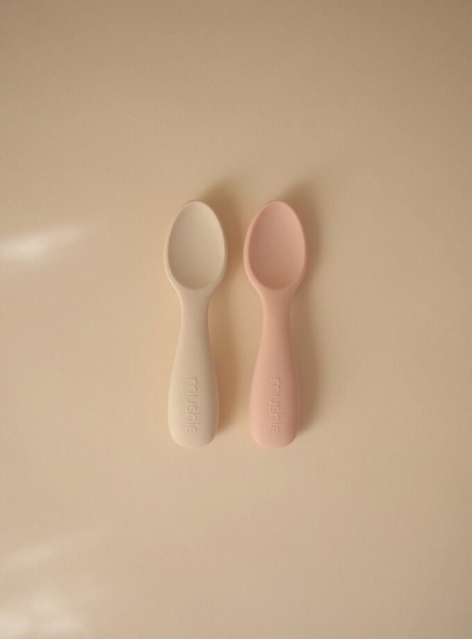 Mushie maži silikoniniai šaukšteliai 2 vnt - Blush/Shifting Sand