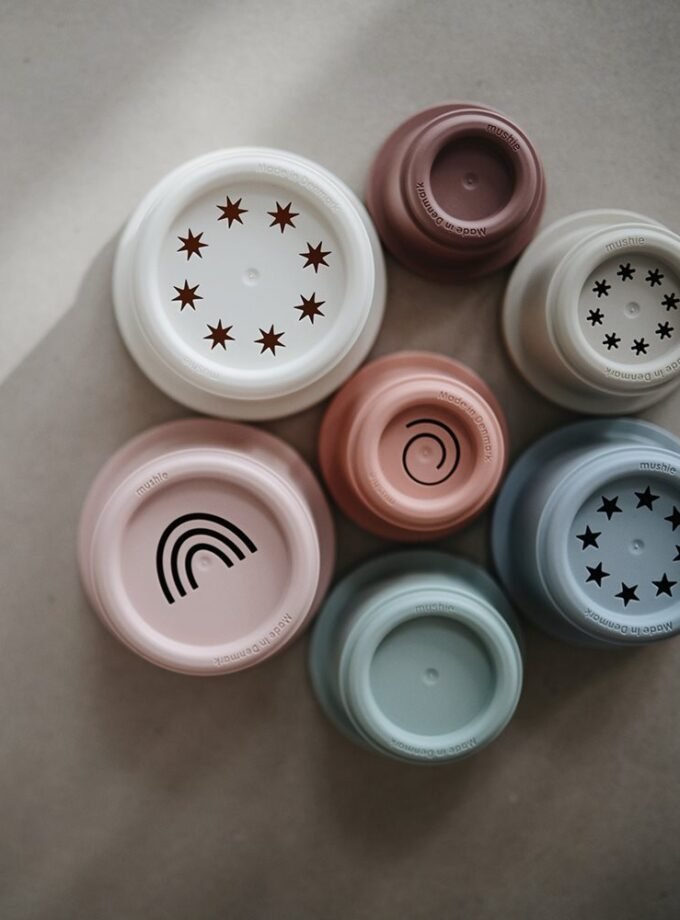 Mushie puodelių bokštas - Petal