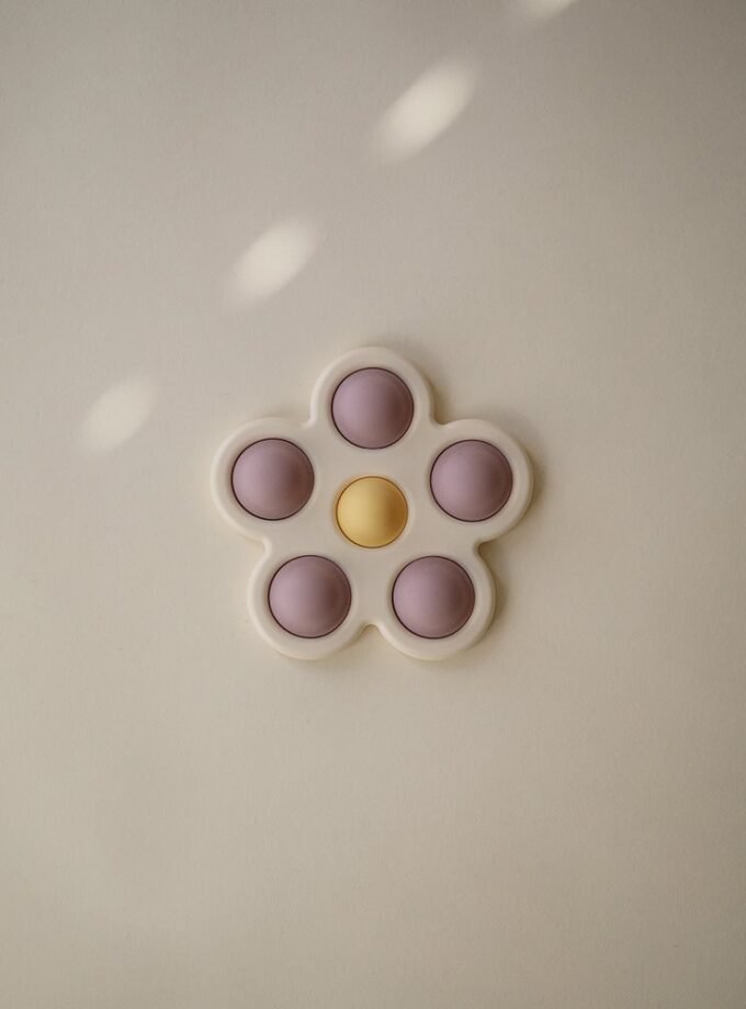 Mushie Flower spaudžiamasis žaislas - Soft Lilac/Pale Daffodil/Ivory