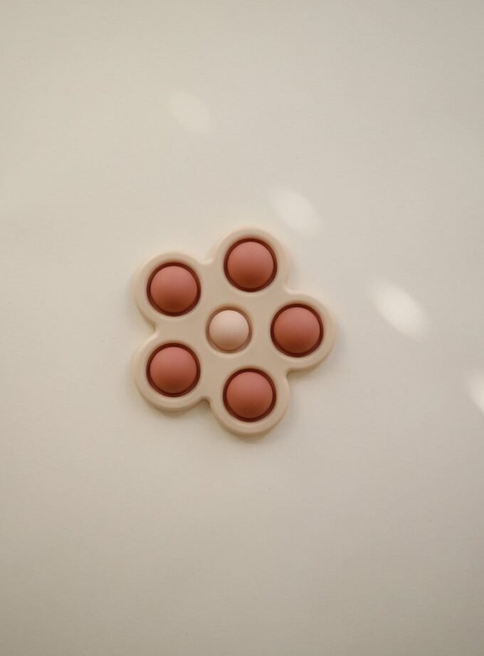 Mushie Flower spaudžiamasis žaislas - Rose/Blush/Shifting Sand