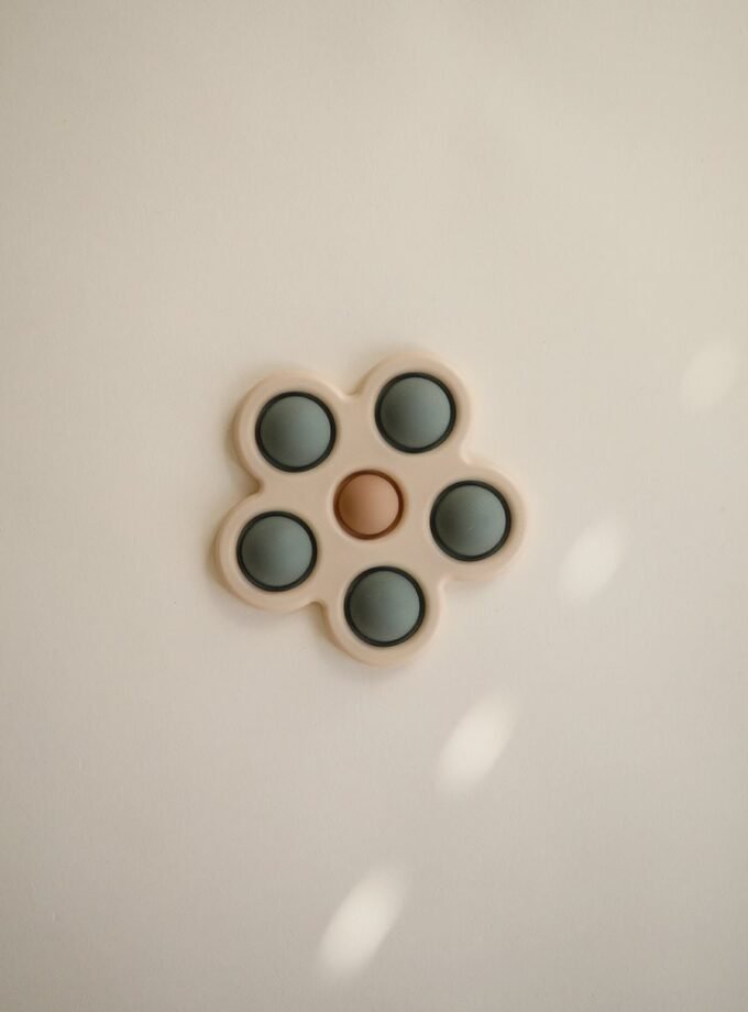 Mushie Flower spaudžiamasis žaislas - Dried Thyme/Natural/Shifting Sand