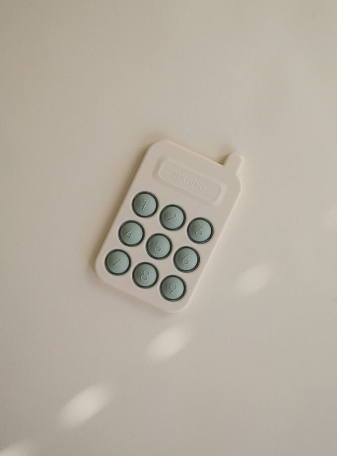 Mushie Phone spaudžiamasis žaislas - Cambridge Blue