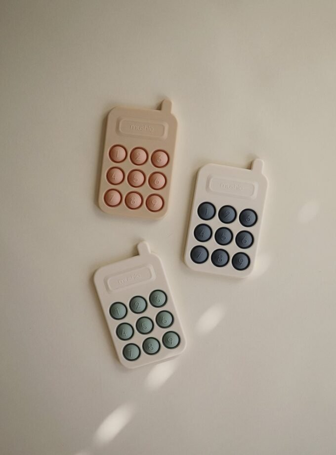 Mushie Phone spaudžiamasis žaislas - Cambridge Blue