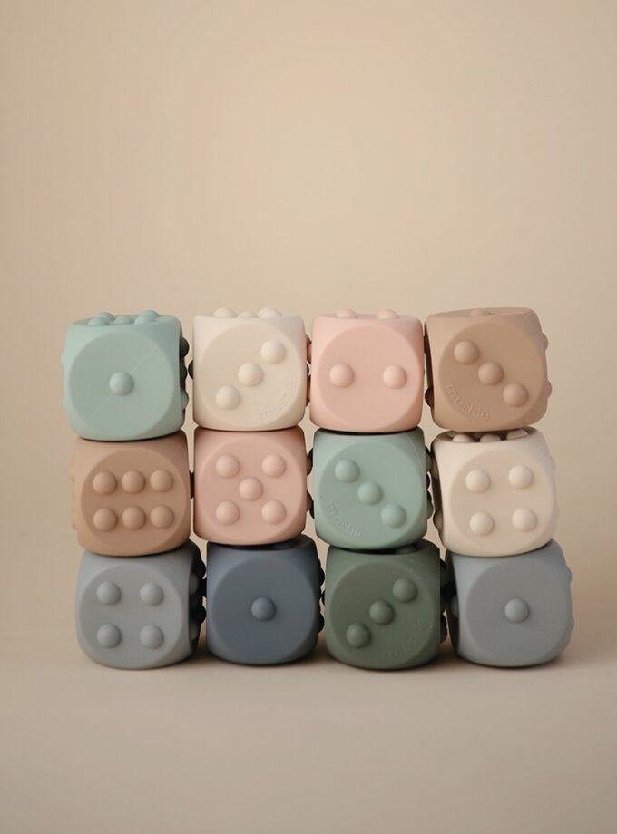 Mushie Dice minkštas žaislas 2 vnt - Cambridge Blue/Shifting Sands