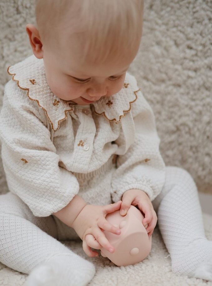 Mushie Dice minkštas žaislas 2 vnt - Cambridge Blue/Shifting Sands