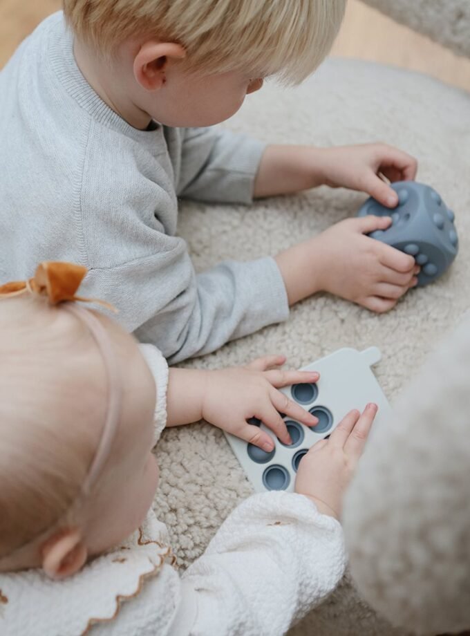 Mushie Dice minkštas žaislas 2 vnt - Dried Thyme/Natural