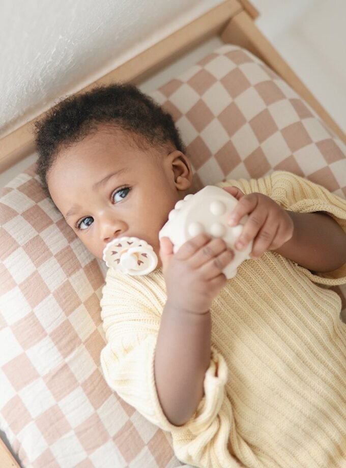 Mushie Dice minkštas žaislas 2 vnt - Cambridge Blue/Shifting Sands