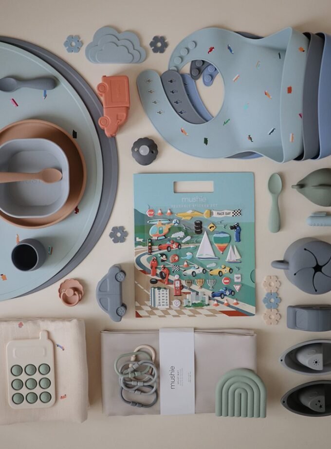 Daugkartinio naudojimo lipdukų rinkinys Mushie – Race Cars