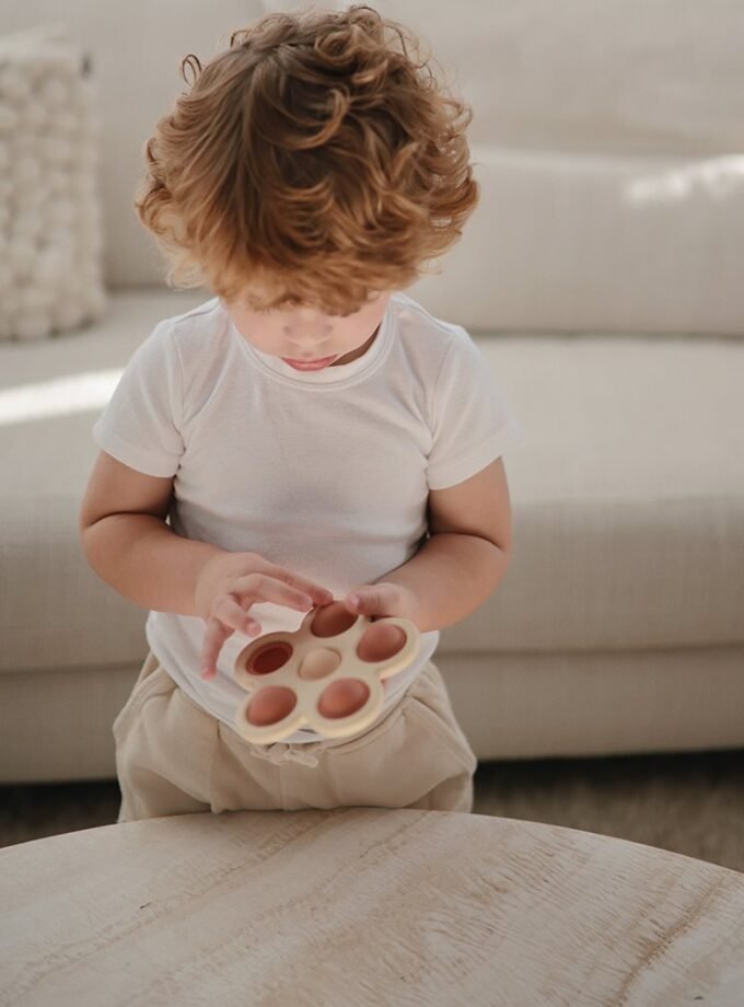 Mushie Flower spaudžiamasis žaislas - Dried Thyme/Natural/Shifting Sand